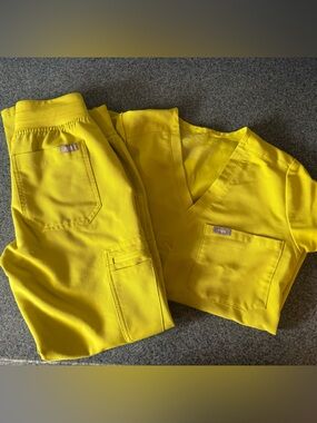 Green women’s XXS Technical Collection FIGS scrub set